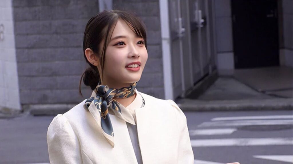 ORECZ-242の出演女優・二葉エマ（ふたばえま）のCAコスプレ全身画像